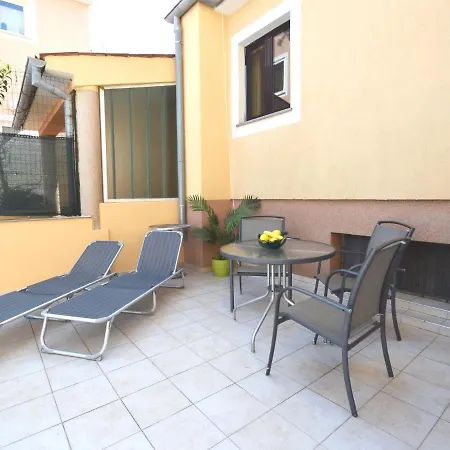 Comfortable In Pula With Pool * 温克兰