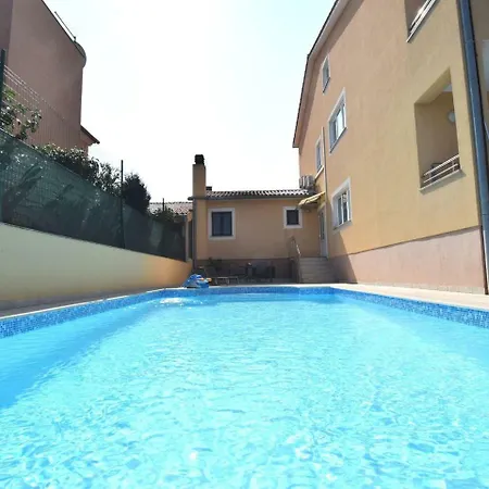 Comfortable In Pula With Pool * 温克兰