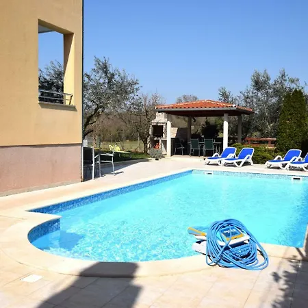 Comfortable In Pula With Pool 温克兰